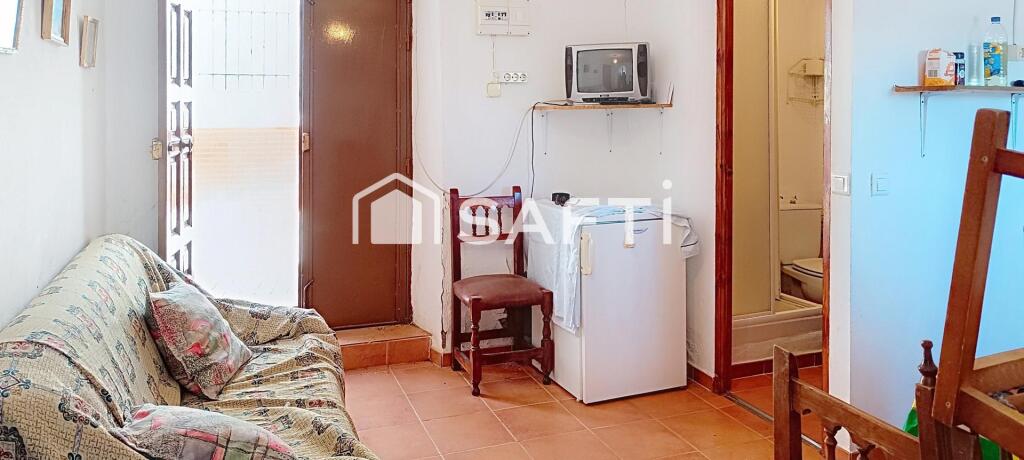 rebajada en Benaoján! Casa de pueblo con jardín y vistas espectaculares. ¿Buscas una propiedad con mucho potencial y a solo 15 minutos de Ronda? Esta casa de pueblo en el encantador municipio de Benaoján es la oportunidad perfec