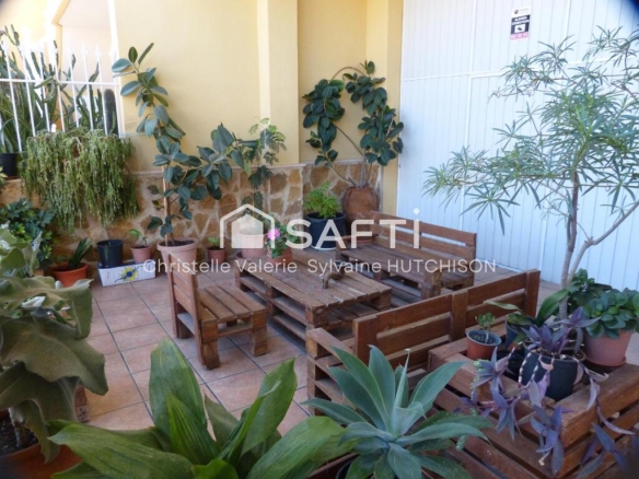 Imagen 1 de Grande casa unifamiliar con 5 dormitorios y garaje - El Club del Propietario Imagen 1 de Grande casa unifamiliar con 5 dormitorios y garaje