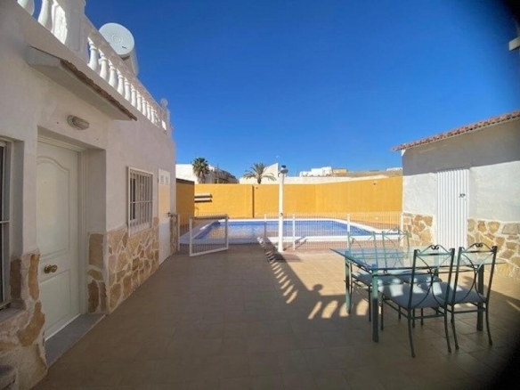 Imagen 2 de Casa reformada con estudio independiente y piscina privada.