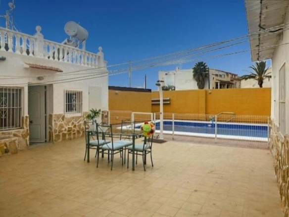 Imagen 3 de Casa reformada con estudio independiente y piscina privada.