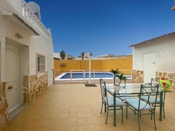 Imagen 4 de Casa reformada con estudio independiente y piscina privada.