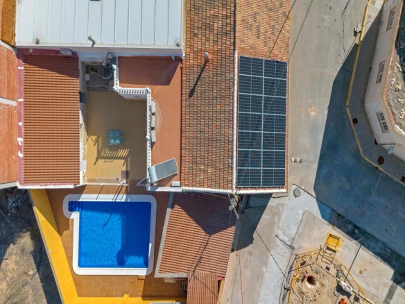 Imagen 1 de Casa reformada con estudio independiente y piscina privada.