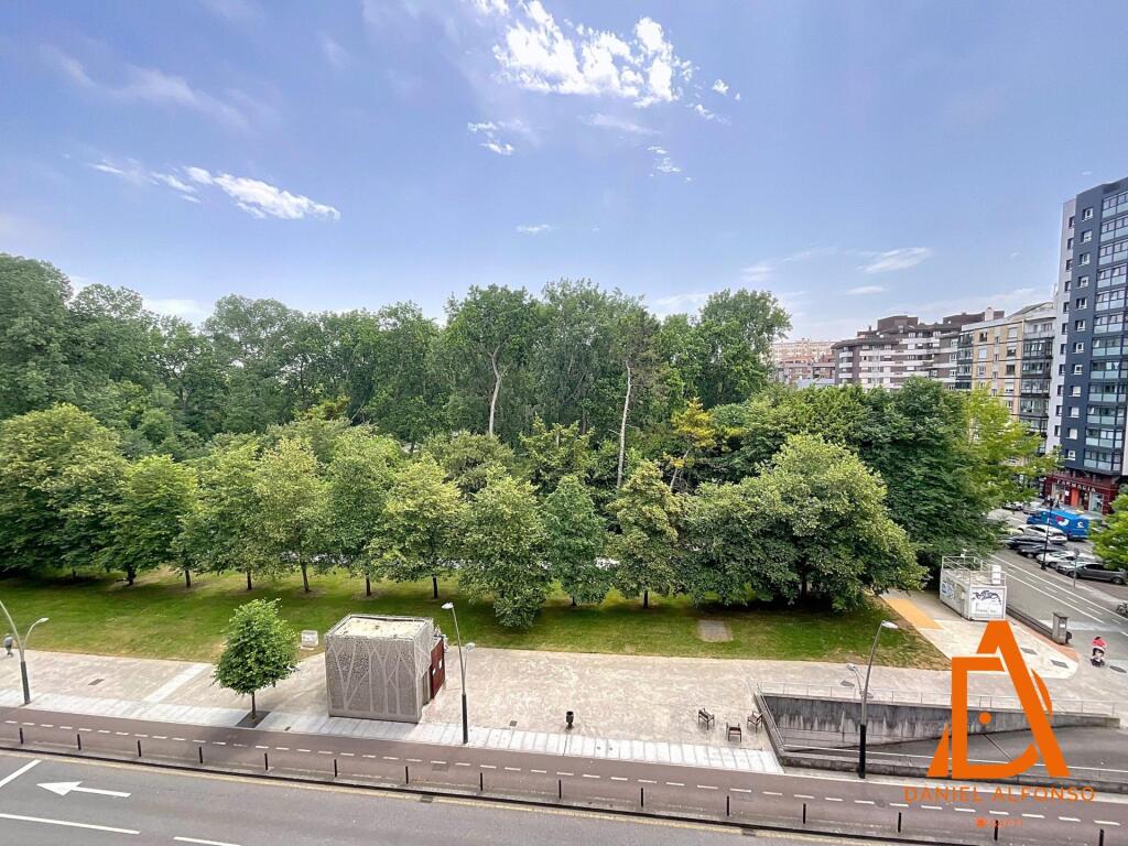 Imagen 2 de Vistas privilegiadas al parque Isabel la católica y a un paso de la Playa