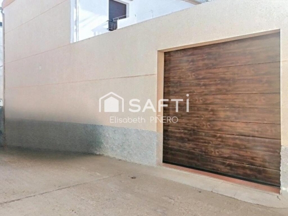 Imagen 2 de TE VES VIVIENDO AQUÍ . HAZLO REAL . Casa con patio y garaje.