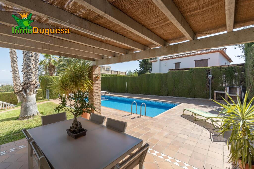 Imagen 2 de Chalet independiente con Jardines consolidados.