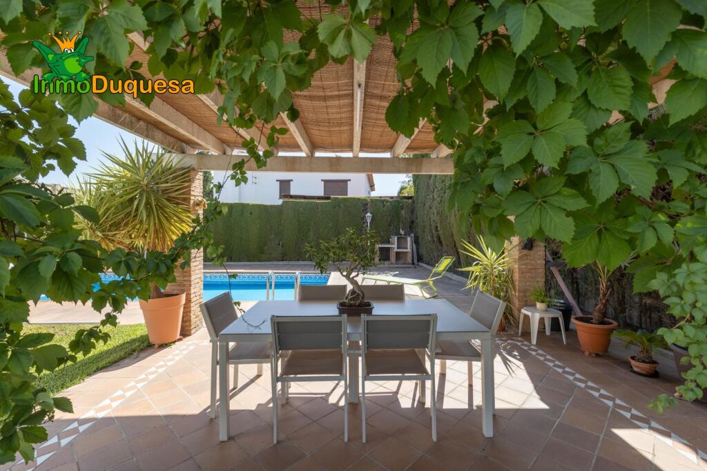 Imagen 3 de Chalet independiente con Jardines consolidados.