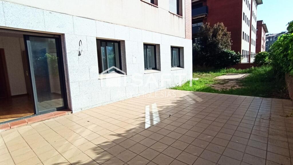 amplio jardín y complejo de entretenimiento con piscina comunitaria.