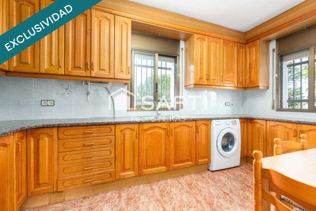 Imagen 2 de Casa a cuatro vientos con pista de tenis privada.
