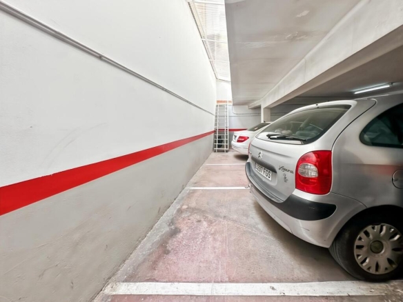 Imagen 3 de Parking amplio en Sant Andreu con extra espacio.