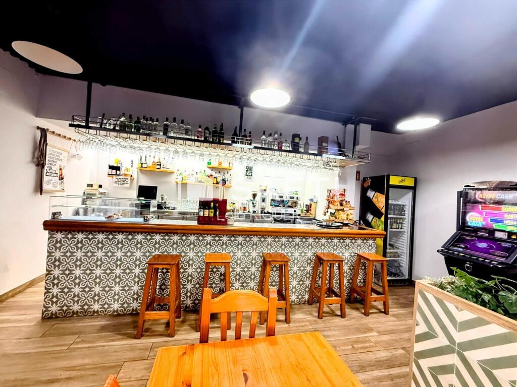 Imagen 3 de ¡Bar equipado con terraza y clientela asegurada!