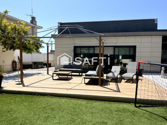 Imagen 2 de Villa de Lujo Contemporánea con Piscina y Vistas al Mar