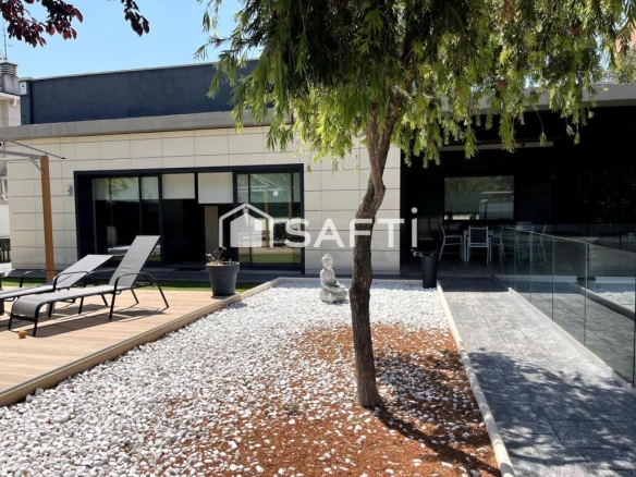 Imagen 3 de Villa de Lujo Contemporánea con Piscina y Vistas al Mar