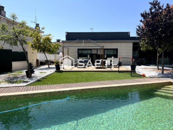 Imagen 1 de Villa de Lujo Contemporánea con Piscina y Vistas al Mar