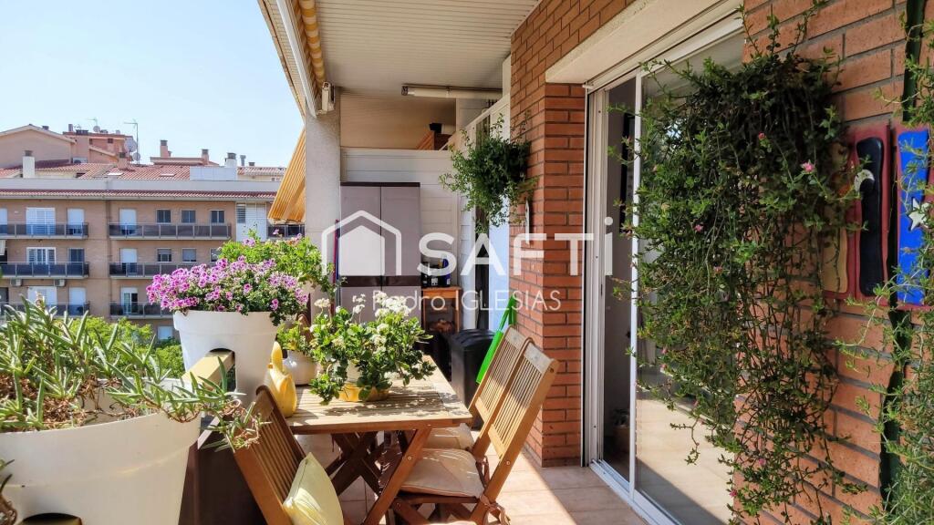 Imagen 2 de Atico Duplex con terraza privada y vistas increibles.