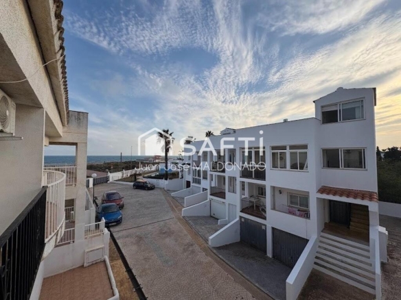 Imagen 1 de ¡Vive a solo 50 metros del mar en Peñíscola! Adosado con vistas