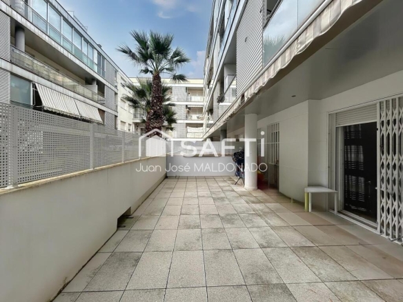 Luminoso y a Un Paso de Todo