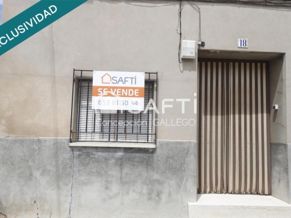 Imagen 4 de ¡Oportunidad única! Casa de dos plantas en esquina con amplios espacios y excelente ubicación.