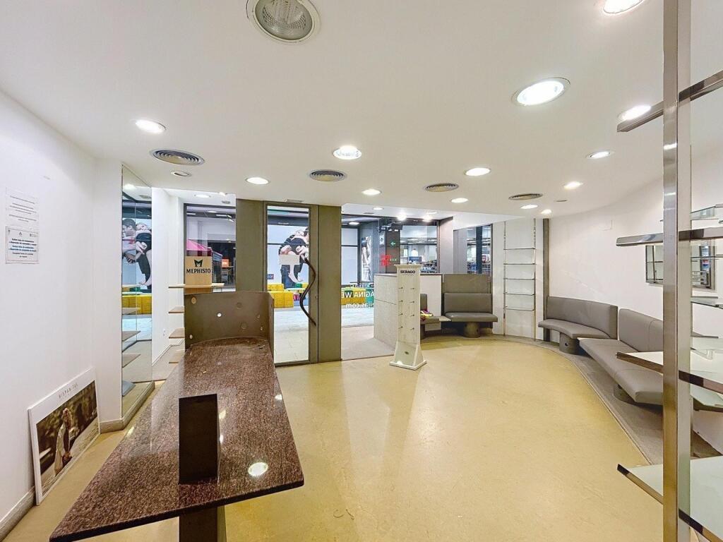 Imagen 2 de Se vende bajo comercial en Centro Comercial Área Central -Santiago de Compostela de 110m2