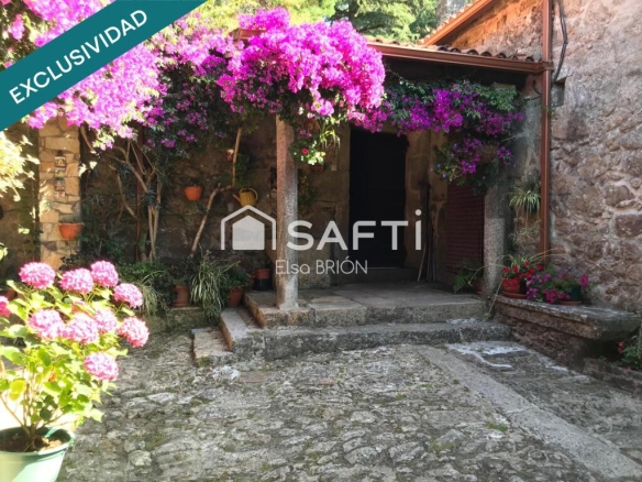 Imagen 1 de "Casa do Monte"  un caserón con historia en el corazón de Rois.