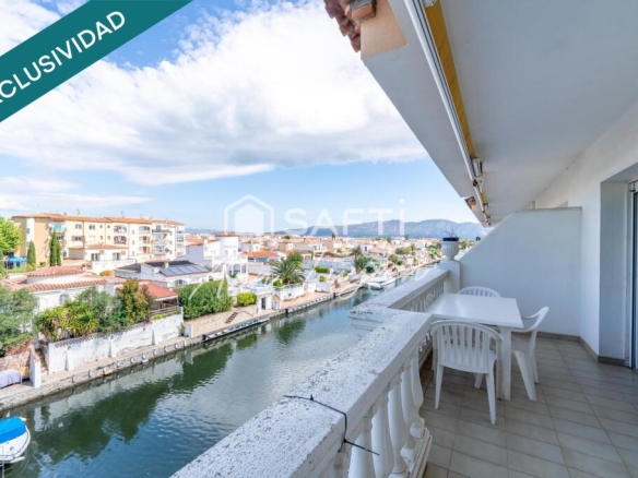 Imagen 1 de Piso con vistas al canal y piscina en Empuriabrava.