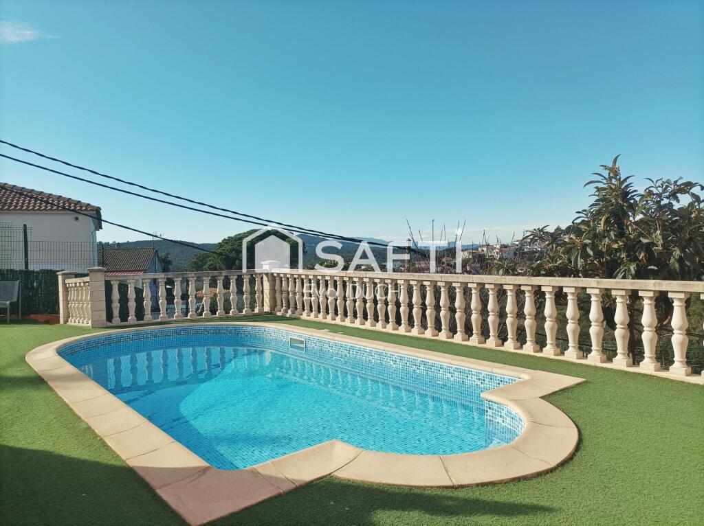 Imagen 2 de Magnífica casa unifamiliar con piscina en venta en Aiguaviva Parc