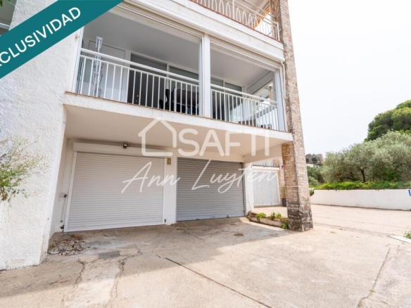 Imagen 2 de Piso renovado con garaje privado 100m playa de Roses