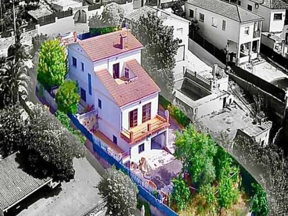 Imagen 2 de Casa de tres plantas con piscina