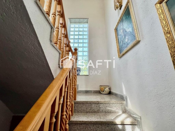 Imagen 4 de Casa de tres plantas con piscina