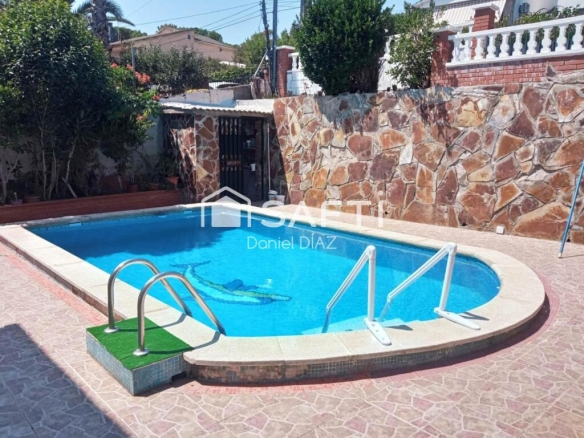 Imagen 1 de Casa de tres plantas con piscina