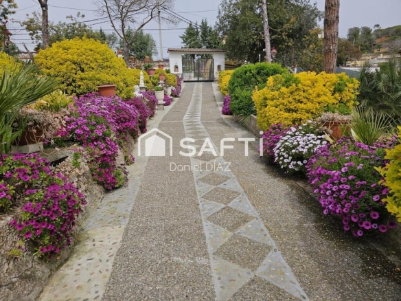 Imagen 3 de Casa de tres Plantas y Pozo.