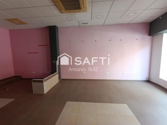 luminoso y con gran fachada. SIN COMISIÓN DE COMPRA