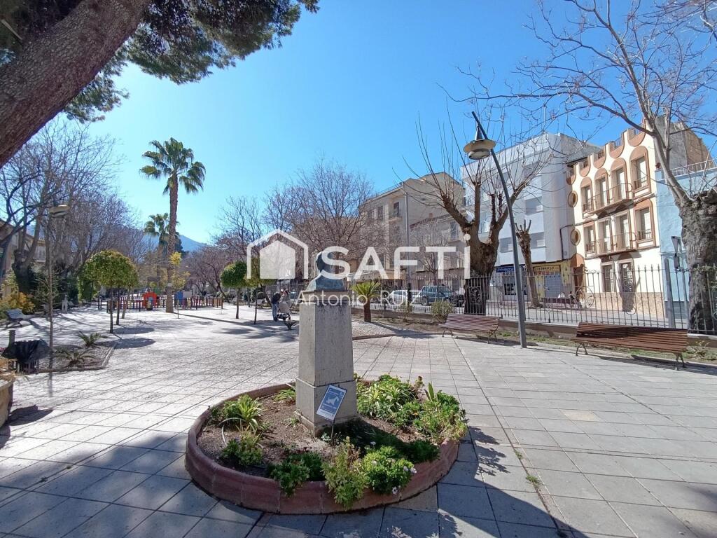Imagen 2 de Casa de 4 Plantas con Gran Potencial en el Centro de Jódar. SIN COMISIÓN DE COMPRA.