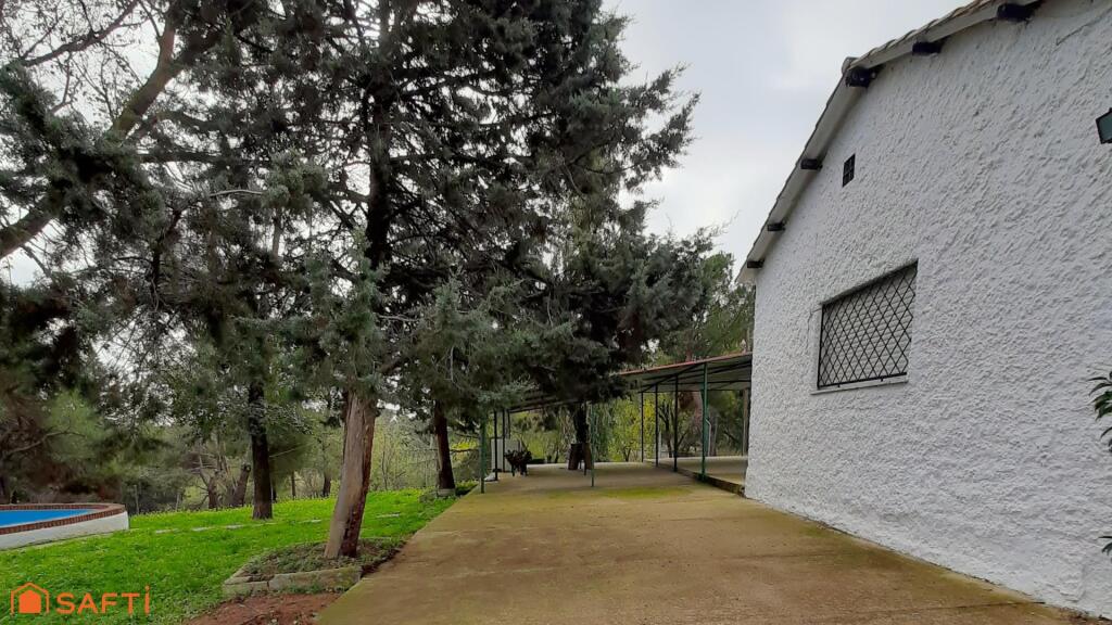 más de 10.000m2.