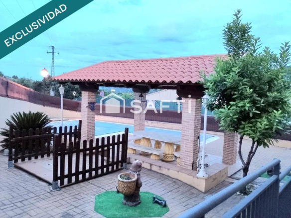 Imagen 4 de CHALET PAREADO EN ESQUINA CON PISCINA Y AMPLIA PARCELA