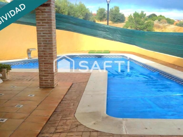 Imagen 1 de CHALET PAREADO EN ESQUINA CON PISCINA Y AMPLIA PARCELA