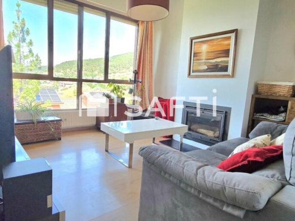 Imagen 3 de EXCLUSIVA PROPIEDAD CON 2 VIVIENDAS INDEPENDIENTES Y GRANDES TERRAZAS CON BONITAS VISTAS EN COLLADO MEDIANO