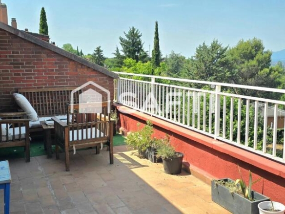 Imagen 1 de EXCLUSIVA PROPIEDAD CON 2 VIVIENDAS INDEPENDIENTES Y GRANDES TERRAZAS CON BONITAS VISTAS EN COLLADO MEDIANO