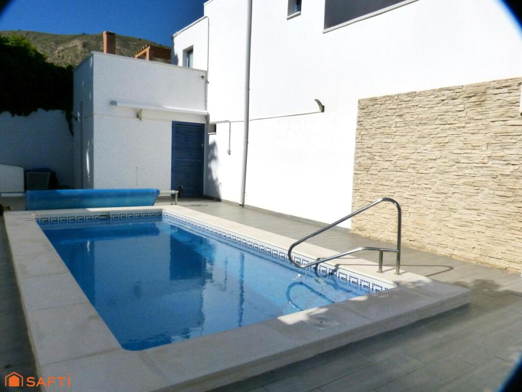 Imagen 4 de Gran villa luminosa de 4 dormitorios con piscina.
