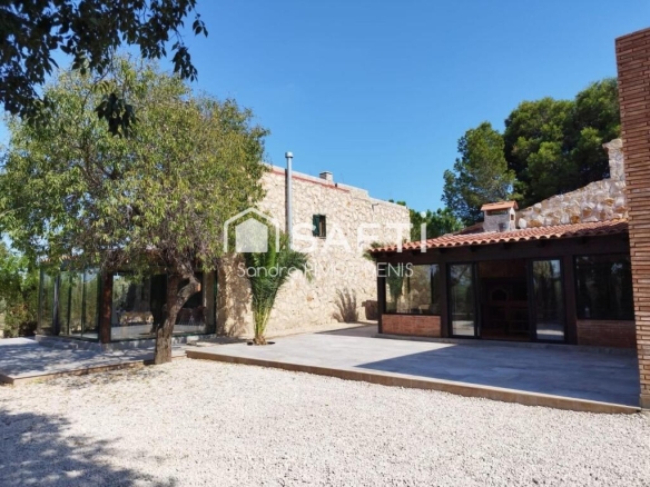 Imagen 2 de INCREIBLE FINCA DE PIEDRA A 10 MIN DE L'AMPOSTA