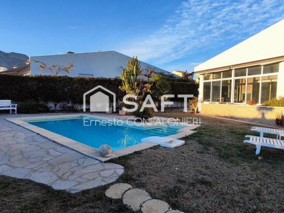 Imagen 2 de MAGNIFICO CHALET EN ALCANAR PLAYA DE 400m2