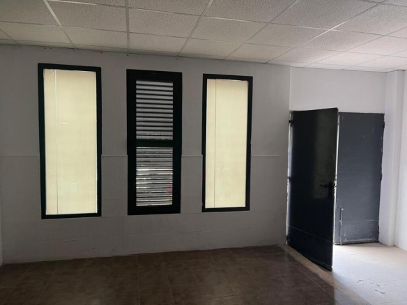 Imagen 3 de Bajo comercial con gran potencial en Calle Pedro Cabanes – Valencia