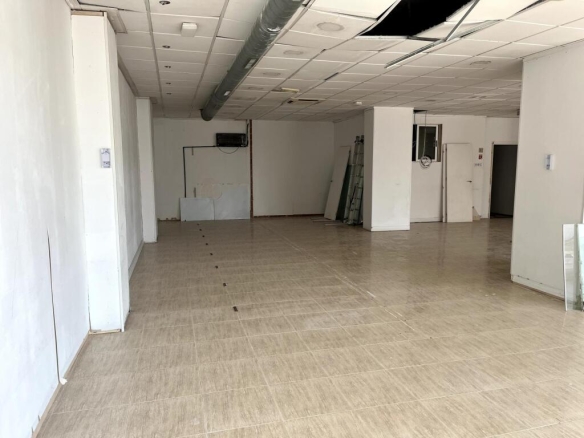 Imagen 2 de Magnífico local comercial con amplia fachada escaparate en Tavernes Blanques – Valencia