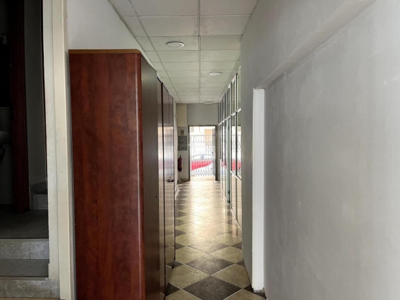 Imagen 4 de Magnífico local comercial con amplia fachada escaparate en Tavernes Blanques – Valencia