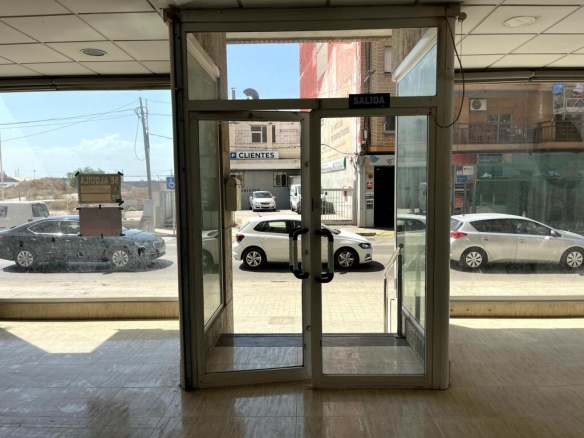 Imagen 1 de Magnífico local comercial con amplia fachada escaparate en Tavernes Blanques – Valencia