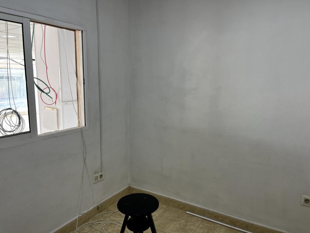 Imagen 4 de Magnífico local comercial con amplia fachada escaparate en Tavernes Blanques – Valencia
