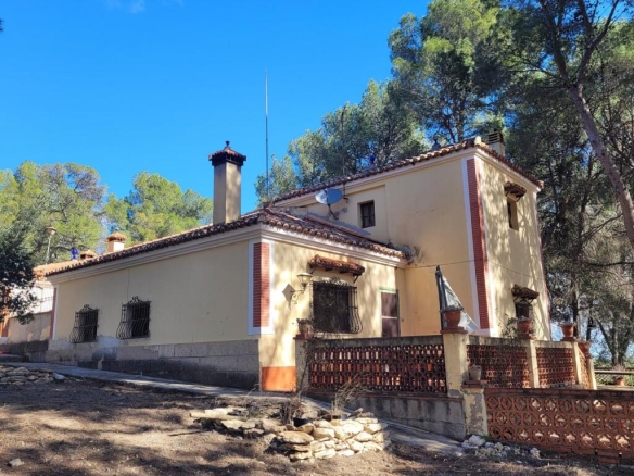 Imagen 3 de EXCELENTE OPORTUNIDAD!. FINCA AGRICOLA EN ONTINYENT CON GRAN VIVIENDA RENOVADA