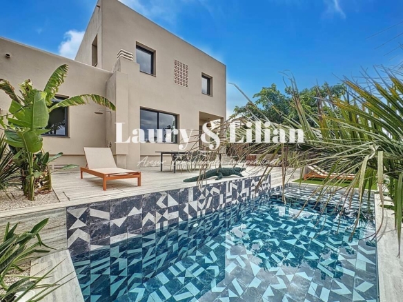 Imagen 2 de Excepcional villa con amarre de 14 m y canal largo .