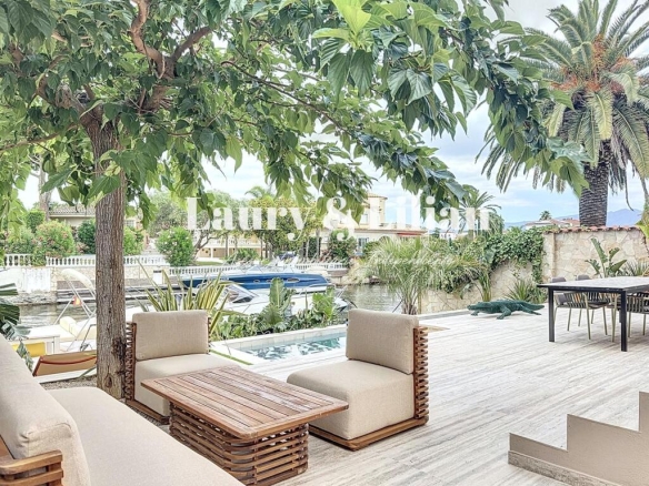 Imagen 3 de Excepcional villa con amarre de 14 m y canal largo .