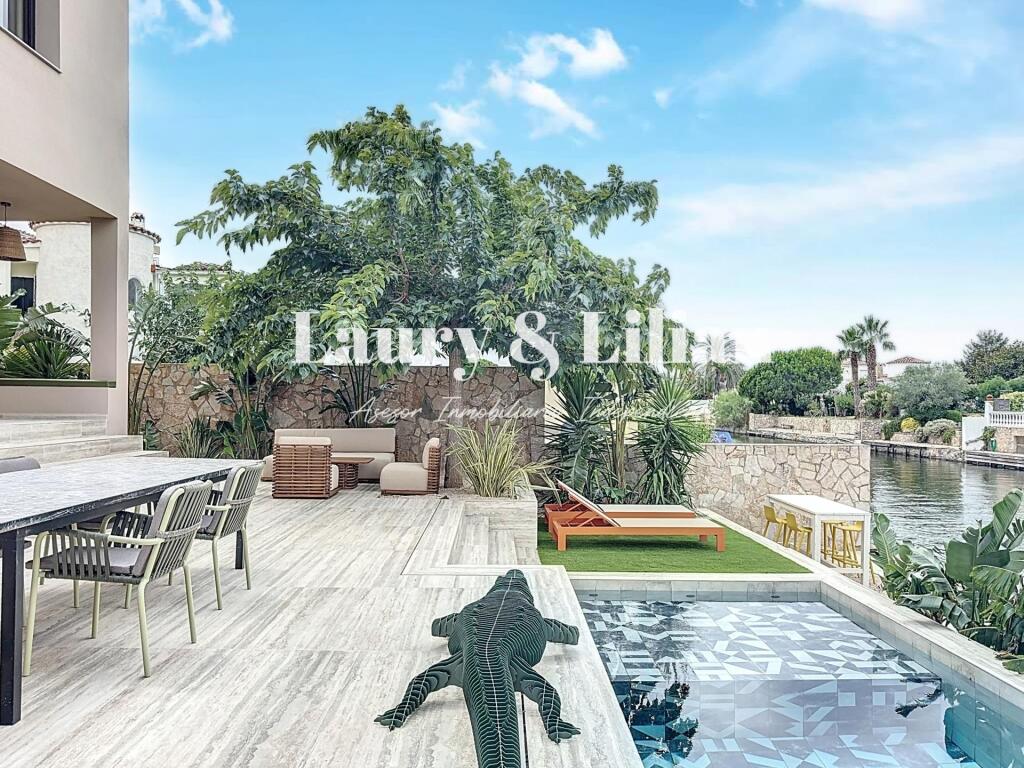 Imagen 4 de Excepcional villa con amarre de 14 m y canal largo .