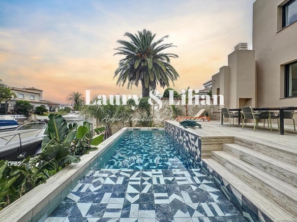 Imagen 1 de Excepcional villa con amarre de 14 m y canal largo .